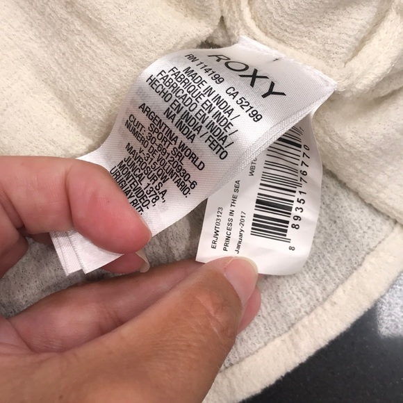 Roxy Off-Shoulder Princess In The Sea Crop Top - Picture 5 of 5